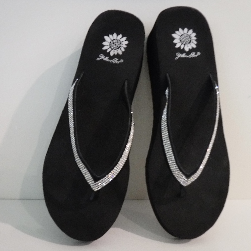 Macy's Yellow Box Venus Black Flip Flop